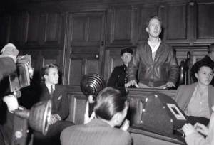 Plus d'une fois, l'apatridie de Garry Davis et son militantisme Citoyen du Monde l'ont amené devant les tribunaux, comme ici en France. Mais pour autant, il n'a jamais renoncé à son idéal.