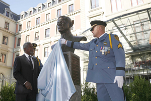 Après la mort de Sergio Vieira de Mello, l'ONU lui a dédié un mémorial, en l'occurrence un buste qui orne l'entrée du siège du Haut Commissariat des Nations Unies pour les Droits de l'Homme.