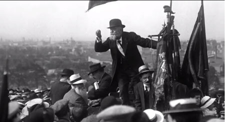 Jean Jaurès (1859-1914), ici au Pré Saint-Gervais (France) lors d'un meeting en 1913. L'homme politique avait été également le fondateur de la Ligue française des Droits de l'Homme et du journal L'Humanité.