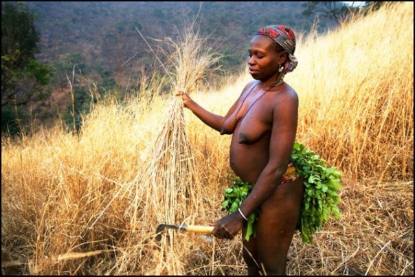 A Koma tribe woman at her farm. Alantika Mountain, Cameroon. (C) Middle Africa The Koma people are indigenous hill-dwelling people occupying the Alantika Mountains in northern Adamawa State, Nigeria and in Northern Cameroon (Faro National Park), near the border with Adamawa State.