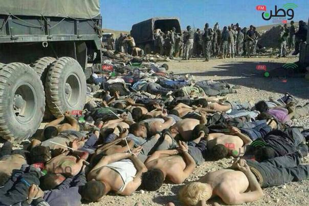 Les forces armées libanaises forcent les réfugiés d’Alsanabel à se coucher à leurs pieds, les dépouillant de la moindre dignité humaine.