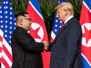 President_Trump_and_Kim_Jong-Un_meet_June_2018_(cropped)
